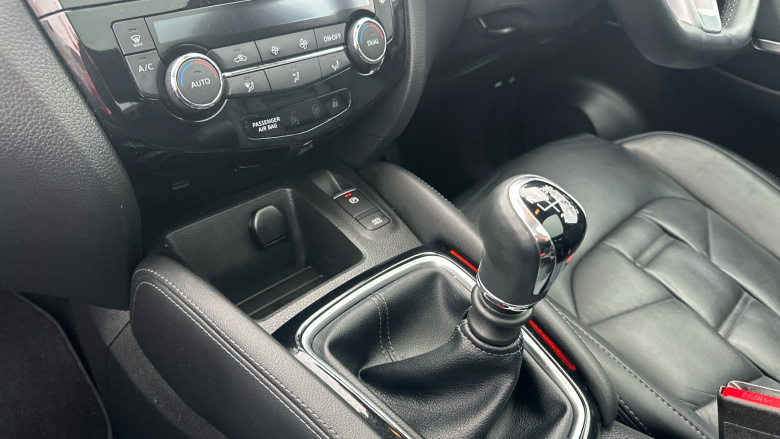 Nissan Qashqai 1.3 DiG-T N-Motion 5dr Petrol Hatchback